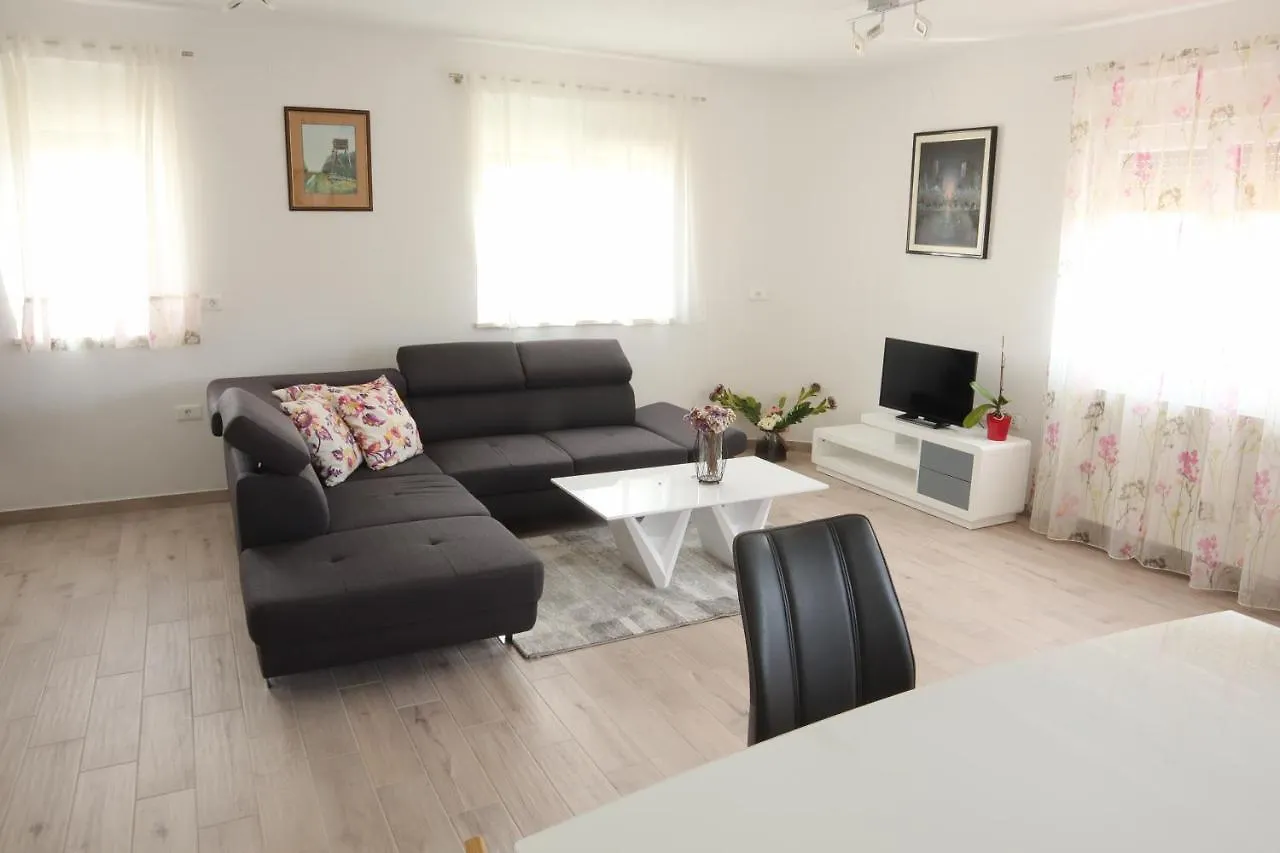 Vratovic Apartments Pola 0*,