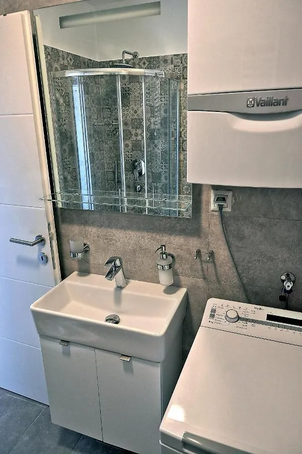 Vratovic Apartments Pola 0*,